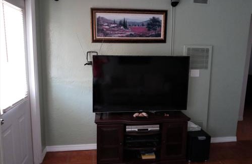 Pinellas Park Apartment | Charming 2-bedroom cottage in enjoyable Pinellas Park with AC, WiFi, and more