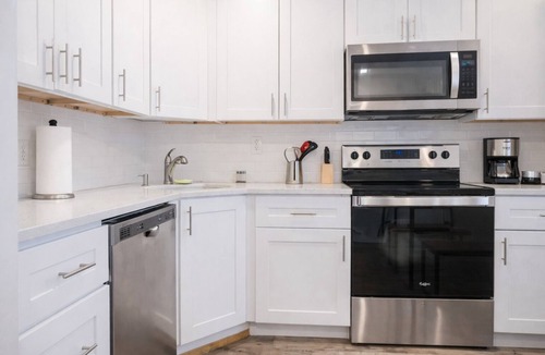 Kensington Apartment | Charming 2BR/2BA in lively Kensington! Enjoy a comfy stay with a full kitchen Smart TV and easy transit access. Perfect for exploring Philly’s rich history and culture.