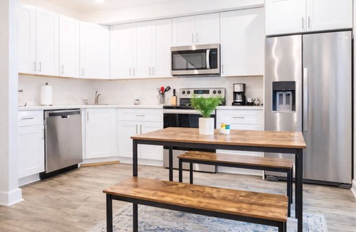 Kensington Apartment | Charming 2BR/2BA in lively Kensington! Enjoy a comfy stay with a full kitchen Smart TV and easy transit access. Perfect for exploring Philly’s rich history and culture.