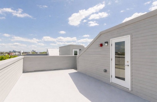 Kensington Apartment | Charming 2BR/2BA in lively Kensington! Enjoy a comfy stay with a full kitchen Smart TV and easy transit access. Perfect for exploring Philly’s rich history and culture.