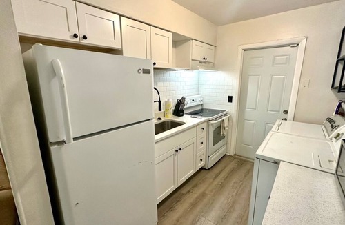 Pinellas Park Apartment | Charming 2BR Duplex Unit near St. Pete! Fast Wi-Fi, Pet Friendly!