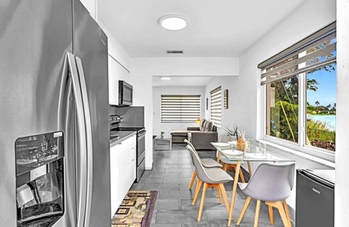 Davie House | Charming 2BR Lakefront Cottage in Davie near Beach
