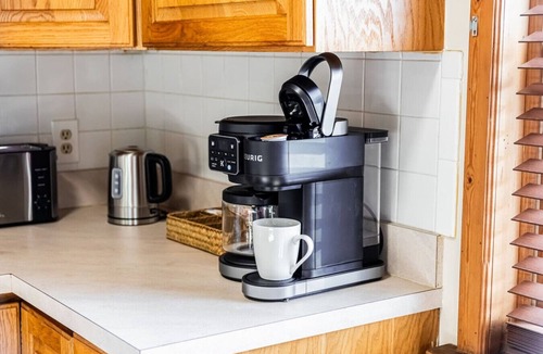 Hackensack Apartment | Charming 2BR Near NYC, MetLife & Hackensack Hosp.