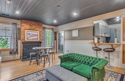 Savannah Victorian District Condo | Charming 2BR w/ Porch Historic Stay Near Forsyth Park