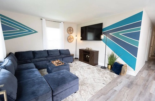 Carver City - Lincoln Gardens House | Charming 3/2 Home in Tampa.[Near Airport] [Near Stadium][Spacious Backyard]