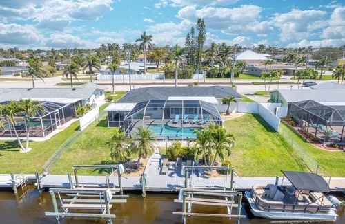 Yacht Club House | Charming 3 bed 2 bath. Heated pool. Canal front. Walk to the beach !