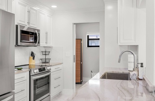 Tropic Palms House | Charming 3-bed House in Delray Beach, Fence yard/grill/loungers/safe & quite