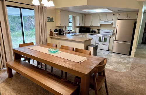 Crystal River House | Charming 3-bedroom house, sleeps 8, minutes from Three Sisters in Crystal River