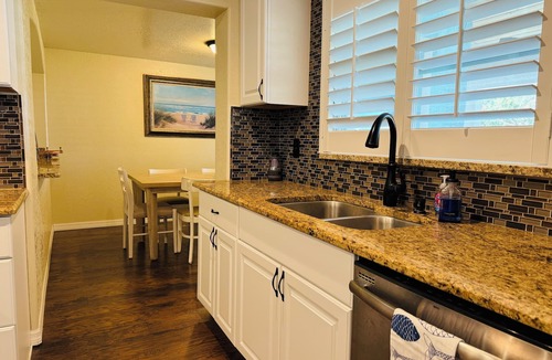 Edgewater House | Charming 3-bedroom bungalow with 2 single kayaks in Edgewater