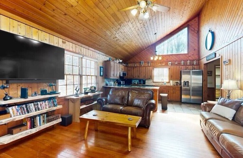 Ellijay Cabin | Charming 3-bedroom cabin with WiFi, Hot Tub and Fire Pit in delightful Ellijay