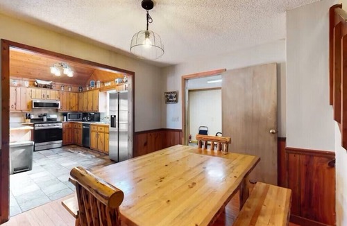 Ellijay Cabin | Charming 3-bedroom cabin with WiFi, Hot Tub and Fire Pit in delightful Ellijay