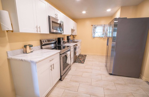 Trailer Estates House | Charming 3-bedroom cottage in awesome Bradenton's Private Sport Complex