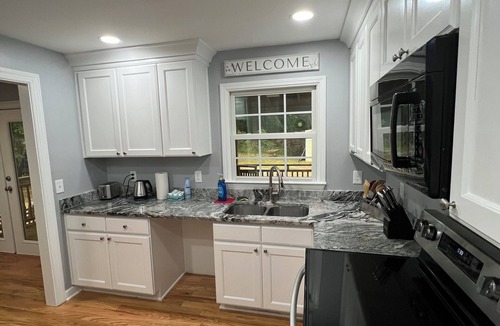 Toddville Road Cottage | Charming 3-bedroom cottage in pleasant Charlotte with AC, WiFi