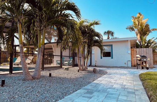 Laurel House | Charming 3-bedroom house with Pool/Spa, WiFi, Laundry in Nokomis near the beach