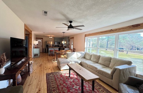 Houston County House | Charming 3-bedroom house with breathtaking views in Newton with AC, WiFi