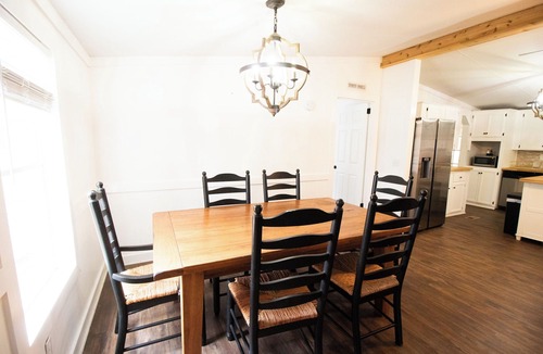 Thomaston House | Charming 3-bedroom on the Flint River with Island