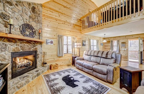 Blairsville Cabin | Charming 3 bedroom, 3 bathroom Cabin w/Game room. Wifi, wrap around porches