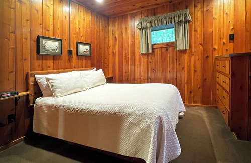 Reeders Cabin | Charming 3 Bedroom Cabin in the Poconos on Private Resort