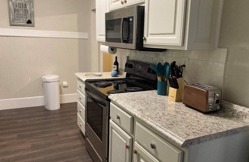 Hickory House | Charming 3 BR House near downtown/VERY Pet Friendly/Great Outdoor Space