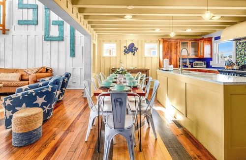East End House | Charming 3 BR 3.5 Bath, Beach Views, Hot Tub Pet Friendly