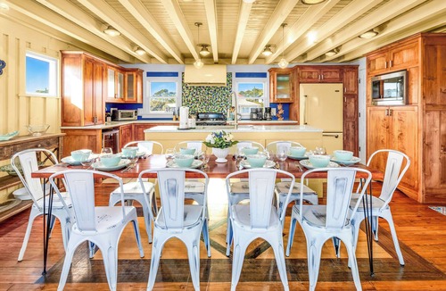 East End House | Charming 3 BR 3.5 Bath, Beach Views, Hot Tub Pet Friendly