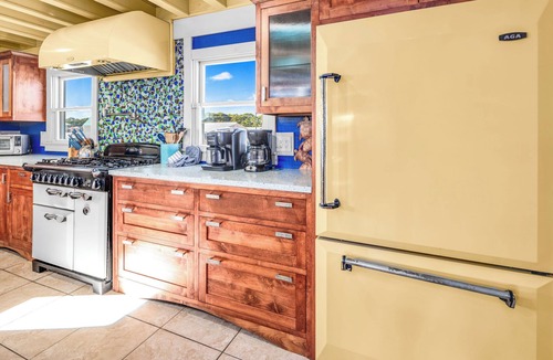 East End House | Charming 3 BR 3.5 Bath, Beach Views, Hot Tub Pet Friendly