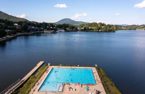 Lake Junaluska Cottage | Charming 3BR Cottage with Full Kitchen, WIFI and Access to community amenities