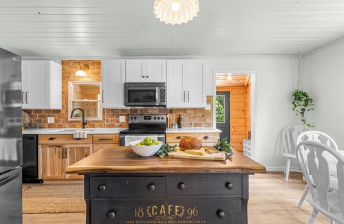 Middletown Cottage | Charming 3BR Cottage + Sleeps 8 + 1.5 Mi to MDT