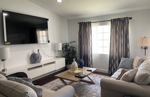 Pembroke Pines House | Charming 4-bedroom house with WiFi, Amenities in pleasant Pembroke Pines