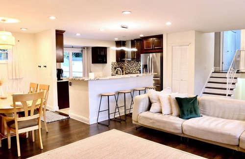 White Oak House | Charming 4-bedroom house with AC and WiFi in brilliant Silver Spring