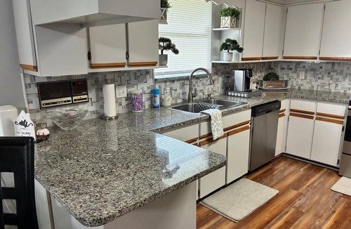 Northside House | Charming 4-bedroom Lake House with minutes from Airport and River City Plaza