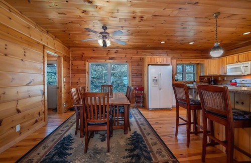 Lynn House | Charming 4BR Cabin with Dynamic Mountain Views