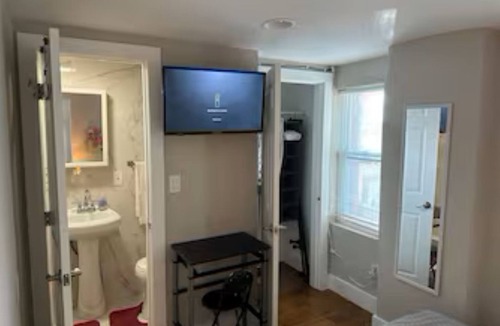 Frankford Bed & Breakfast | Charming 6-bedroom bed & breakfast in fabulous Philadelphia with WiFi
