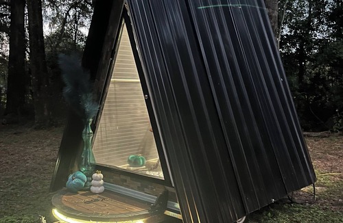 Fellowship House | Charming AFrame Tiny home sleep capsule bungalow with AC & WiFi in Great Ocala