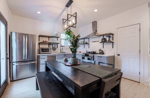 East Side House | Charming ATL Bungalow Close to Popular Attractions! Fast Fiber Internet and Cozy