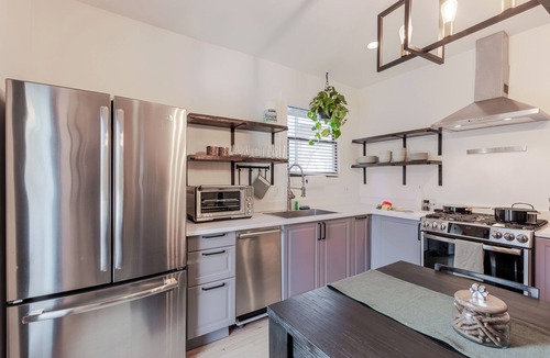 East Side House | Charming ATL Bungalow Close to Popular Attractions! Fast Fiber Internet and Cozy