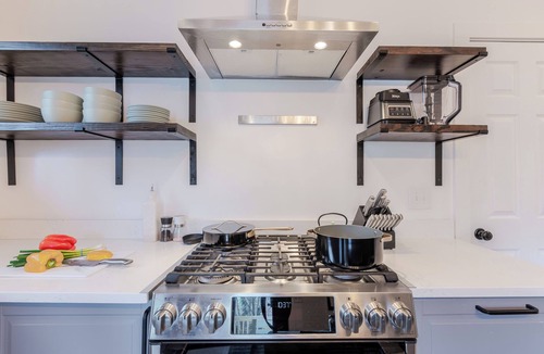 East Side House | Charming ATL Bungalow Close to Popular Attractions! Fast Fiber Internet and Cozy
