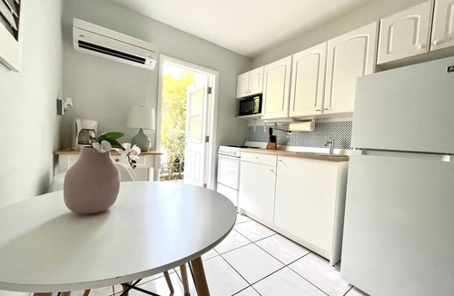 East Fort Lauderdale Apartment | Charming Beach Studio/Patio/Wifi/Self Check In-Out/One Step from the Ocean!