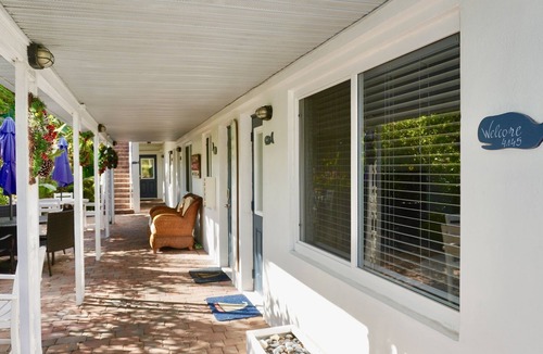 East Fort Lauderdale Apartment | Charming Beach Studio/Patio/Wifi/Self Check In-Out/One Step from the Ocean!