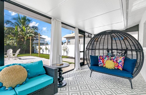 North Naples House | Charming Beach Bungalow, Perfect for all!