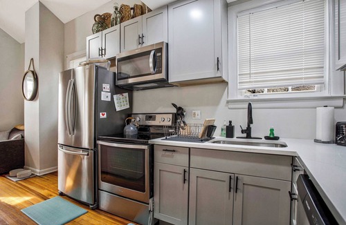 North Beach Apartment | Charming Beach House Top Floor - Walk Everywhere!