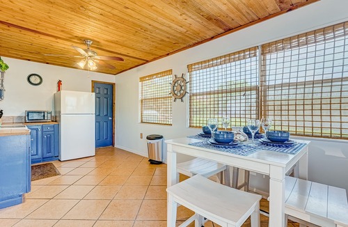Rock Ridge House | Charming, beachy cottage with a full kitchen, central AC, & washer/dryer