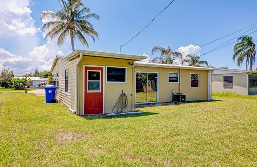 Rock Ridge House | Charming, beachy cottage with a full kitchen, central AC, & washer/dryer