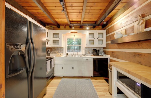 Hidden Lake Cabin | Charming Blue Ridge Mountain Cabin w/Hot Tub