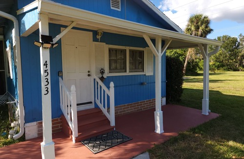 Charlotte Harbor House | Charming bungalow - Walk to SunSeekers Resort, the Fishing Pier and Beach