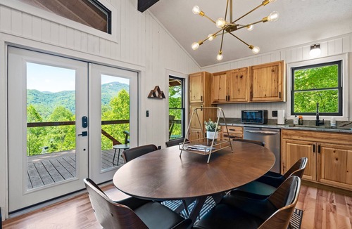 Maggie Valley Cottage | Charming cabin with hot tub & breathtaking views.