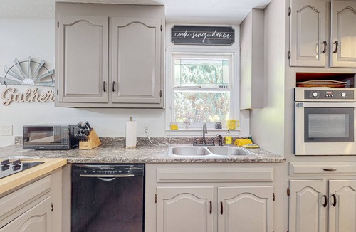 Demorest Cabin | Charming Cabin with Expansive Front Porch, Hammock & Peaceful Woodland Setting