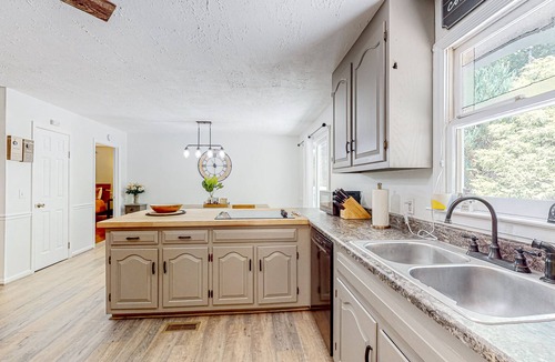 Demorest Cabin | Charming Cabin with Expansive Front Porch, Hammock & Peaceful Woodland Setting