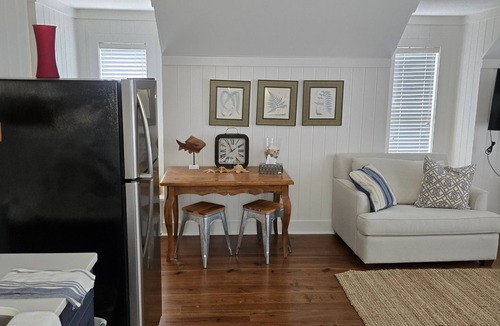 Cottage District Cottage | Charming carriage house in marvelous Watercolor.