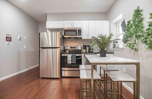 Center City West Apartment | Charming Center City 2BR - Sleeps 8 people
